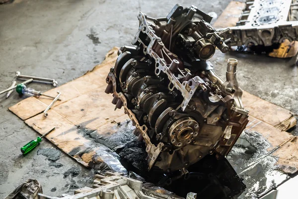 Gammal bilmotor under reparation — Stockfoto