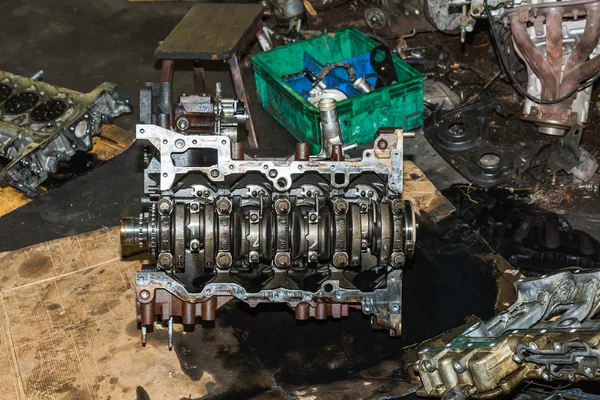 Bilmotor under reparation — Stockfoto