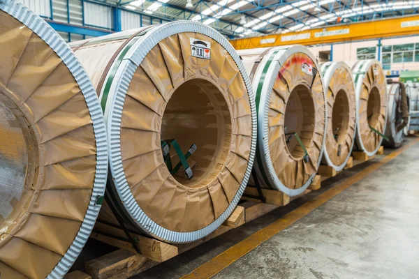 Stahlspulen in der Fabrik — Stockfoto