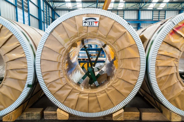 Stalen spoelen in fabriek — Stockfoto