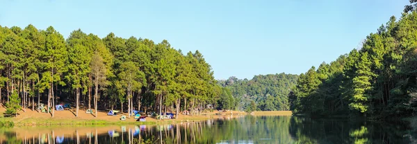 Kubbe çadır yansıması ile göl yanında — Stok fotoğraf
