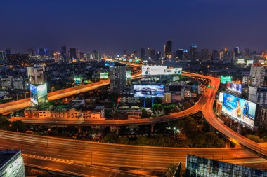 Bangkok expressway alacakaranlıkta