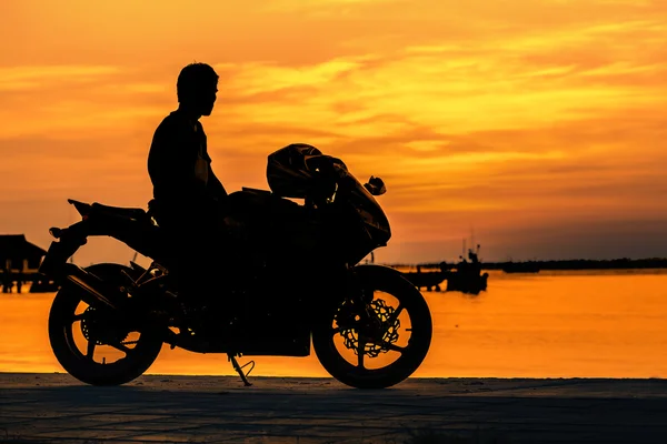 Motorkář při západu slunce — Stock fotografie