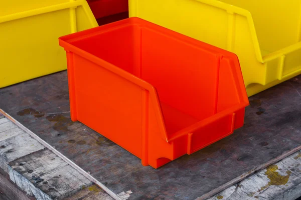 Cubo de piezas de plástico rojo — Foto de Stock
