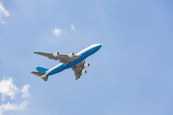 空を飛ぶ飛行機 — ストック写真