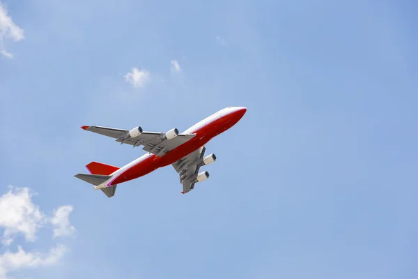 空を飛ぶ飛行機 — ストック写真