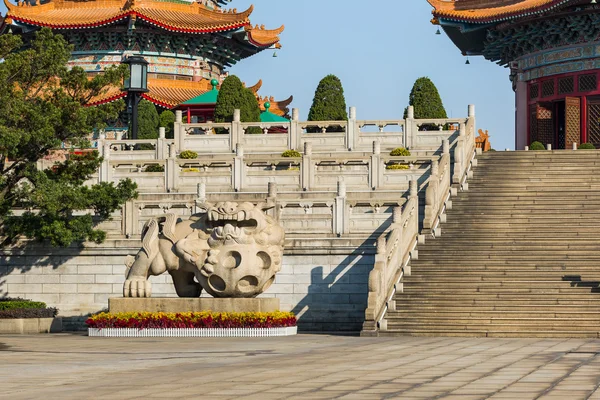 Chinese guardian lion statue — Stock Photo, Image