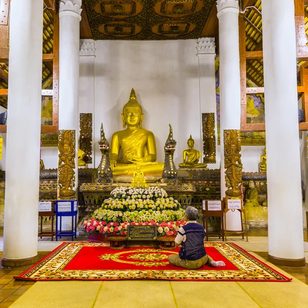 Paying respect to Buddha image — Stock Photo, Image