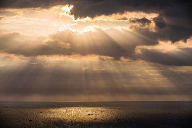 Crepuscular güneş ışınları
