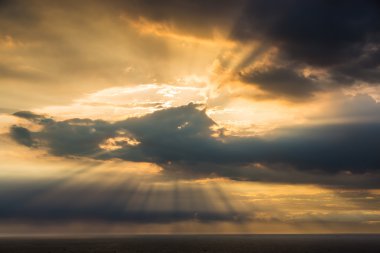 Crepuscular güneş ışınları