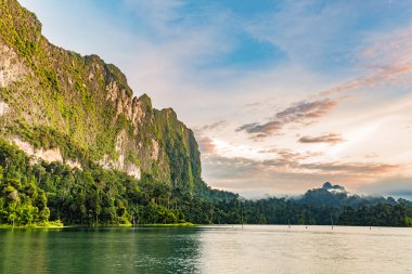 Göl ve cliff ve sabah gökyüzü