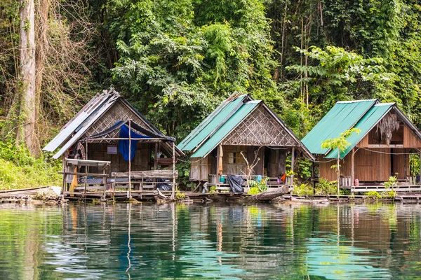 Lakeside raft cottages — Stock Photo, Image