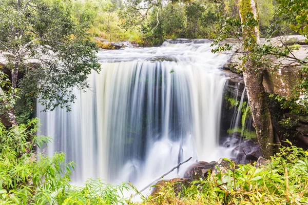 Penpobmai waterfall, front view — Stock Photo, Image