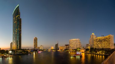 Chao Phraya Nehri'nin alacakaranlıkta