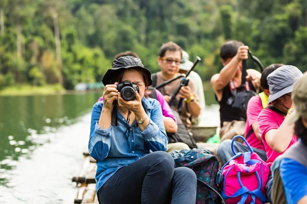 Fotografieren während einer Reise auf einem Bambusfloß — Stockfoto