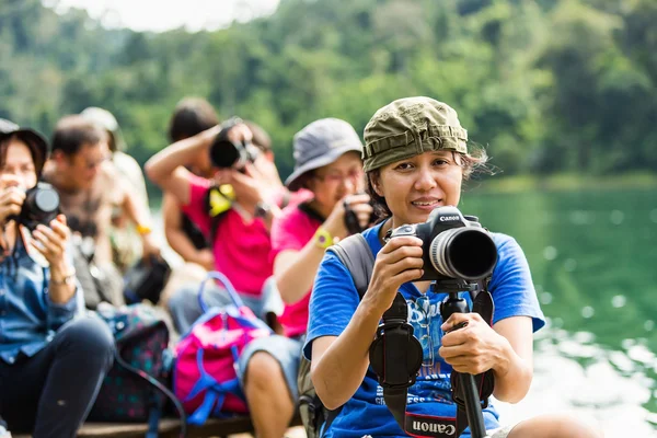 Nemen van foto's en gevoel blij tijdens het reizen — Stockfoto