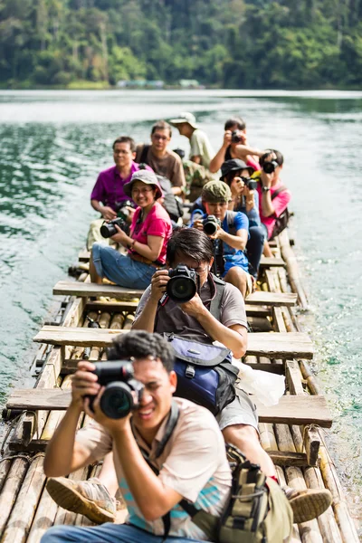 Fotografieren während einer Reise auf einem Bambusfloß — Stockfoto