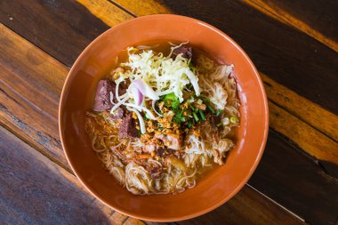 Tay baharatlı domuz soslu erişte pirinç