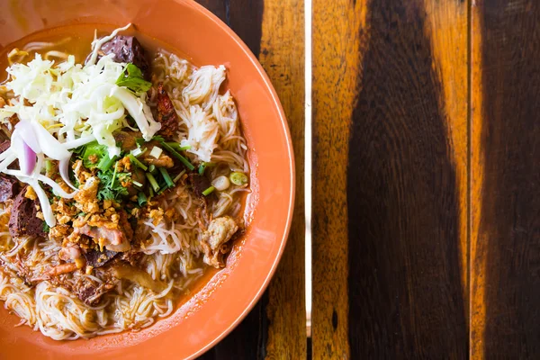 Tajski ryż makaron z sosem pikantnym wieprzowe — Zdjęcie stockowe
