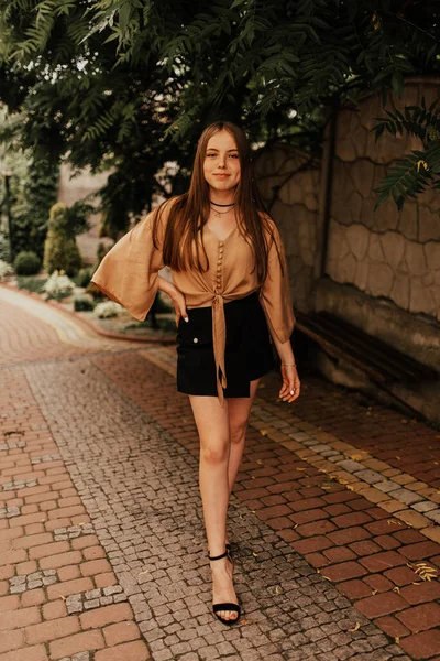 ミニスカートの若い女性アウトドアファッション夏2021スタイルグラマラス — ストック写真