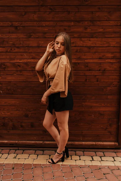Jovem mulher em uma mini-saia Moda verão 2021 estilo glamouroso — Fotografia de Stock