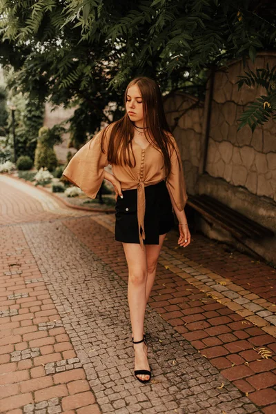 Mujer joven en una mini falda al aire libre Moda verano 2021 estilo glamoroso —  Fotos de Stock