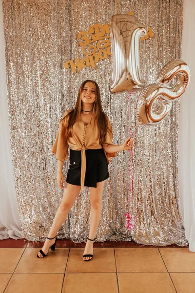 18 cumpleaños chica con un globo en la mano —  Fotos de Stock