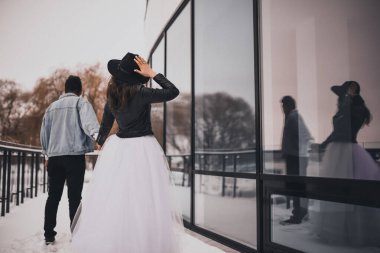 Kışın kot ve şapkalı, aşık çift.