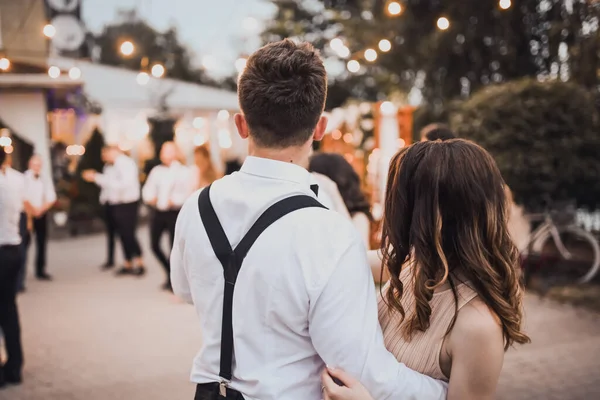 Ein paar junge Leute tanzen auf einer Party auf der Straße — Stockfoto