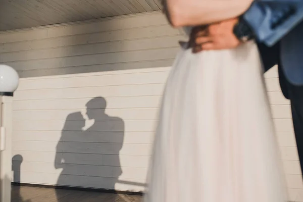 Sombra de um par de recém-casados apaixonados — Fotografia de Stock