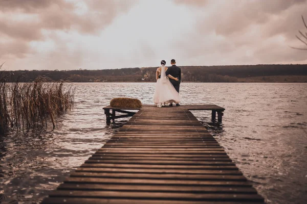 Een liefdevol koppel op een houten brug — Stockfoto