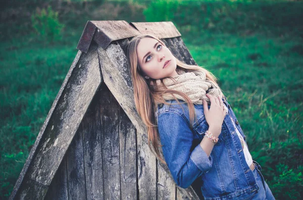 Rubia joven europea mujer en traje de mezclilla azul y bufanda de punto al aire libre — Foto de Stock