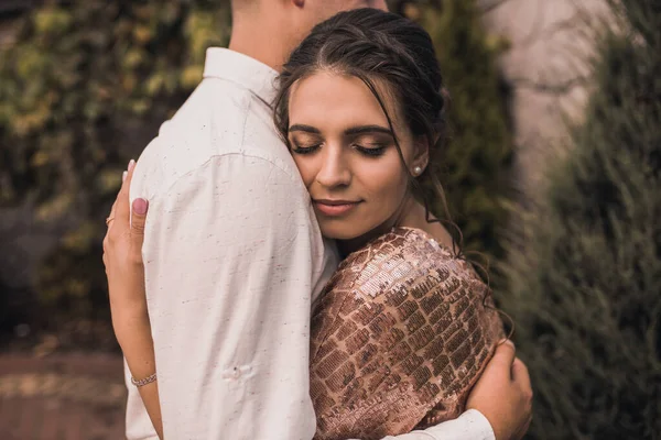 O par de amantes na roupa na moda festiva está abraçando — Fotografia de Stock