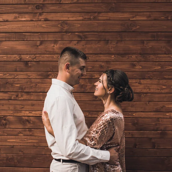 Mann und Frau in modischen Kleidern umarmen sich — Stockfoto