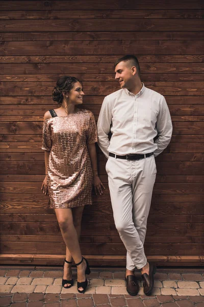 Homme et femme en vêtements à la mode sont câlins — Photo