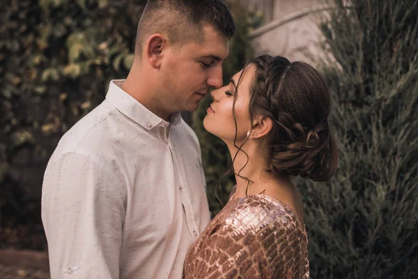 Couple d'amoureux dans des vêtements à la mode festive sont câlins — Photo