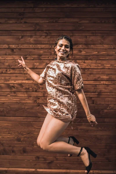 Mulher saltando em um vestido Moda verão 2021 — Fotografia de Stock