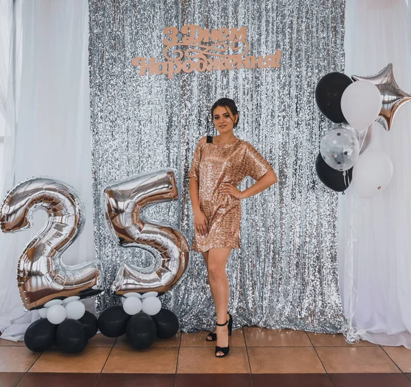 Inscrição: feliz aniversário. Mulher de 25 anos com um balão — Fotografia de Stock