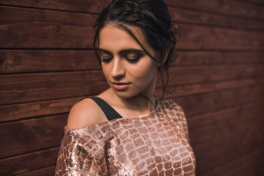 Uzun siyah saçlı bir kadında kolay dağınık saç stili