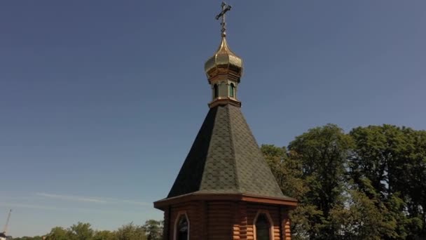 Volar alrededor de la iglesia cerca de la cruz de oro en el techo en la cúpula — Vídeos de Stock