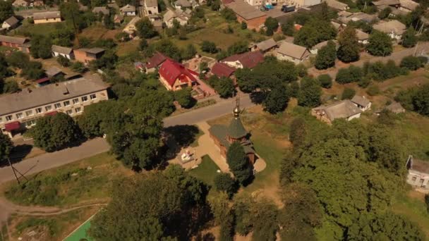 Volar alrededor de la iglesia cerca de la cruz de oro en el techo en la cúpula — Vídeo de stock