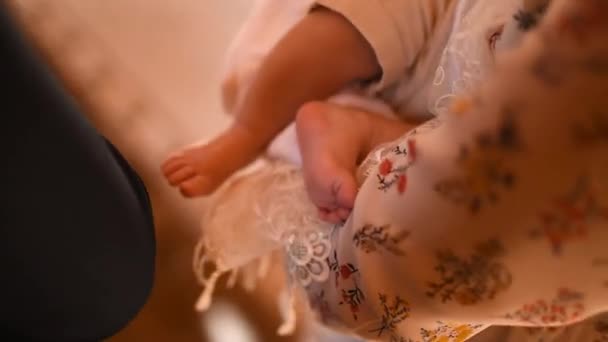 Piedi di un bambino a piedi nudi primo piano tra le braccia — Video Stock