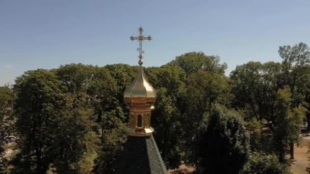Fliegen Sie um die Kirche in der Nähe des goldenen Kreuzes auf dem Dach der Kuppel — Stockvideo