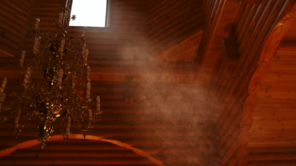Grand lustre avec bougies dans une église en bois — Video