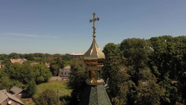 Fliegen Sie um die Kirche in der Nähe des goldenen Kreuzes auf dem Dach der Kuppel — Stockvideo