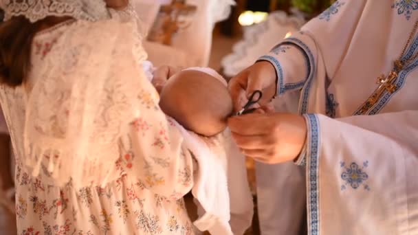 Rito de sacramento da criança epifania bebê na igreja — Vídeo de Stock