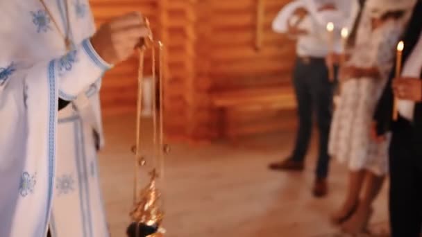 Priester zwaait wierook met heilige wierook — Stockvideo