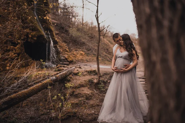 Famille couple un homme avec une femme enceinte avec un gros ventre dans la nature — Photo