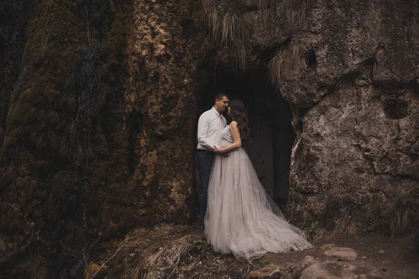 Pareja casada un hombre con una mujer embarazada en la naturaleza cerca de la montaña —  Fotos de Stock