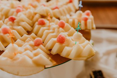 Açık büfe masası için dilimlenmiş taze kavun.